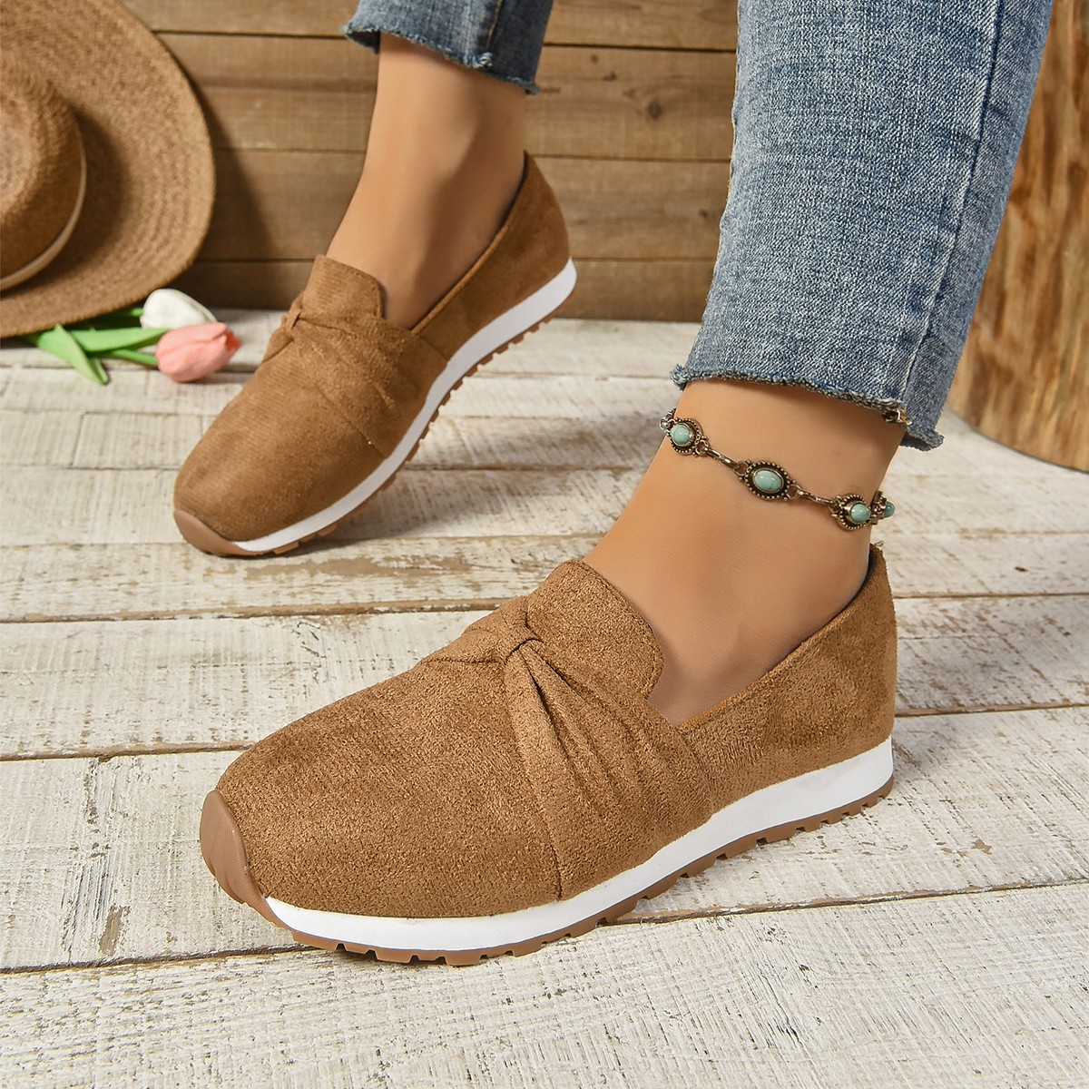 Cross-border large-sized pointed-toe low-heeled single-leg women's 2024 Spring and Autumn new breathable flat one-foot loafers Application Scenario