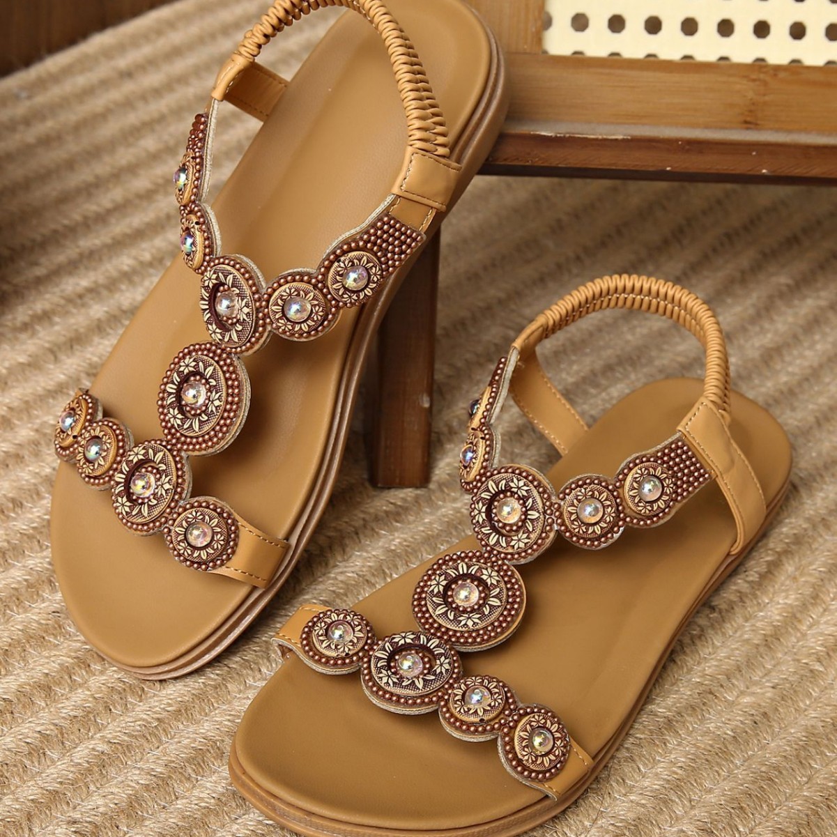 New summer 2025 Cross-border European and American flat-bottomed water diamond comfortable beach sandals for women details Picture