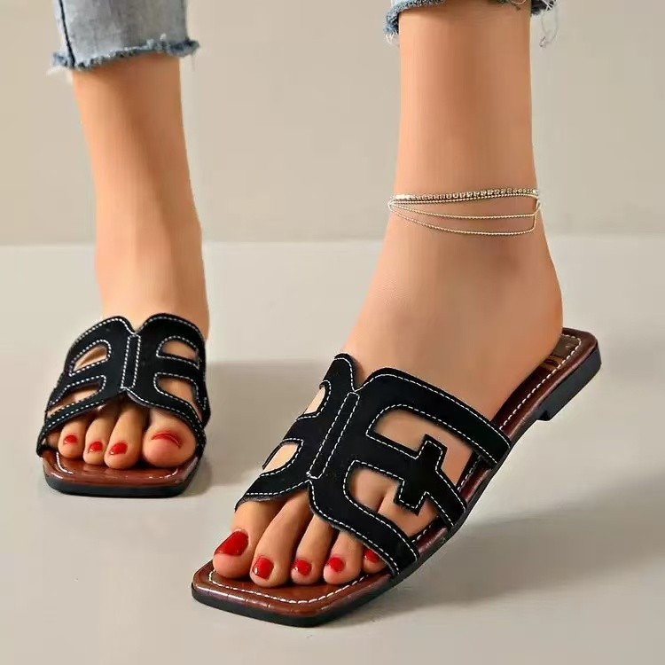 Summer 2025 new flat, anti-slip, hollowed-out beach shoes, one-piece casual flip-flops for women, large-sized flip-flops for women Application Scenario