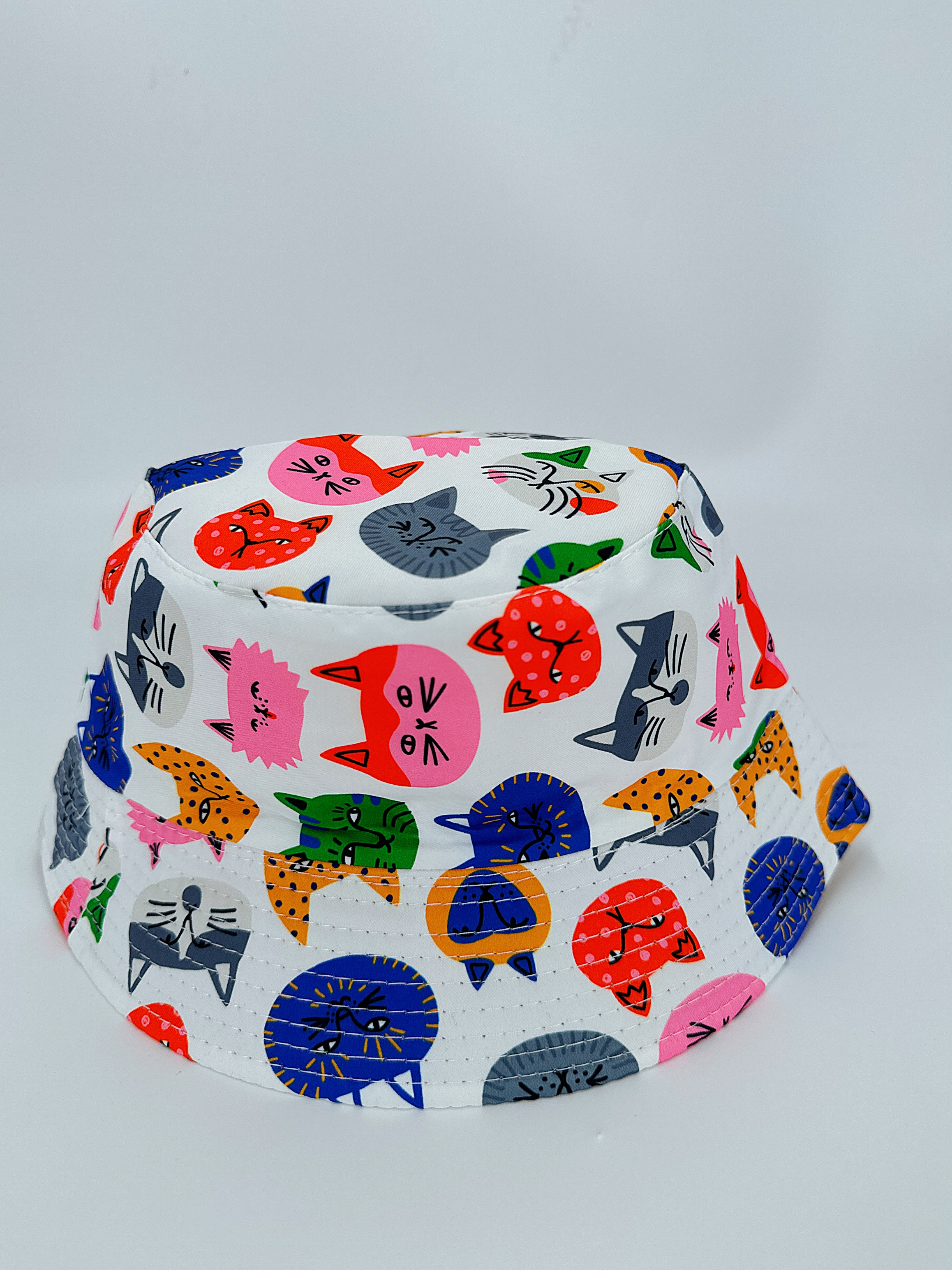 This spring and summer collection features a variety of cute and cartoon-like double-sided fisherman hats with cat prints. They are versatile, suitable for outdoor sun protection, foldable and easy to carry. Both men and women are wearing 54CM fisherman hats with a dock circumference Specification drawing