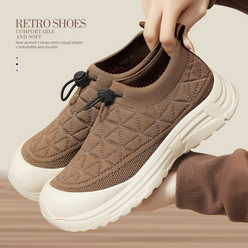 The new women's shoes for spring are soft-soled and not tiring to the feet. They are comfortable to wear with just one step. The old Beijing cloth shoes are fashionable single women's shoes full figure