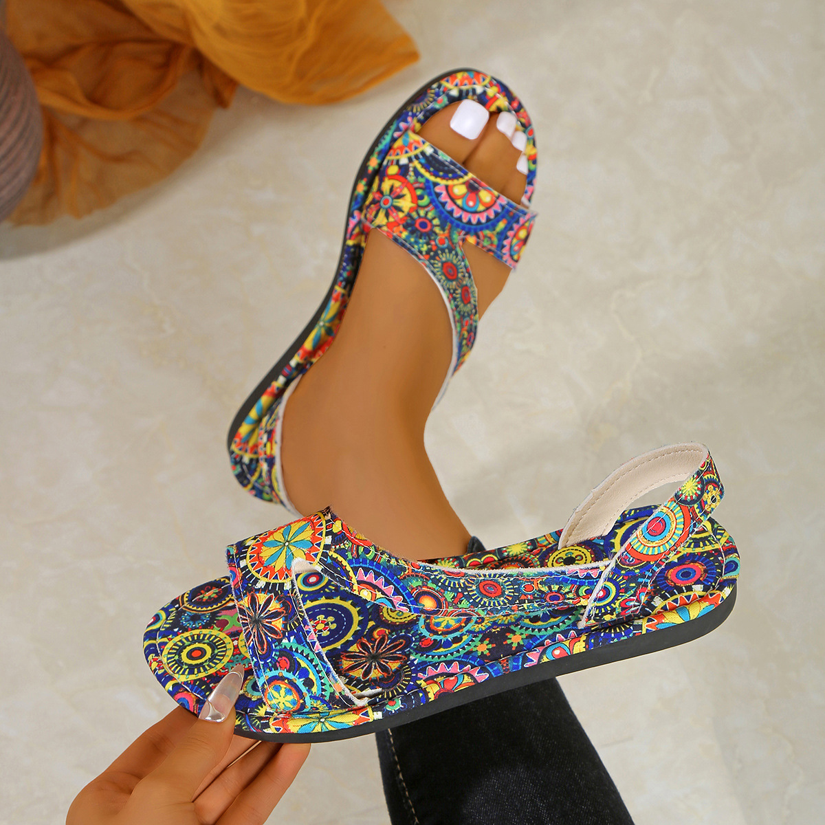 The new summer style of large-sized women's slippers for export in 2025, featuring flat, printed, open-toe Bohemian ethnic style for women Specification drawing