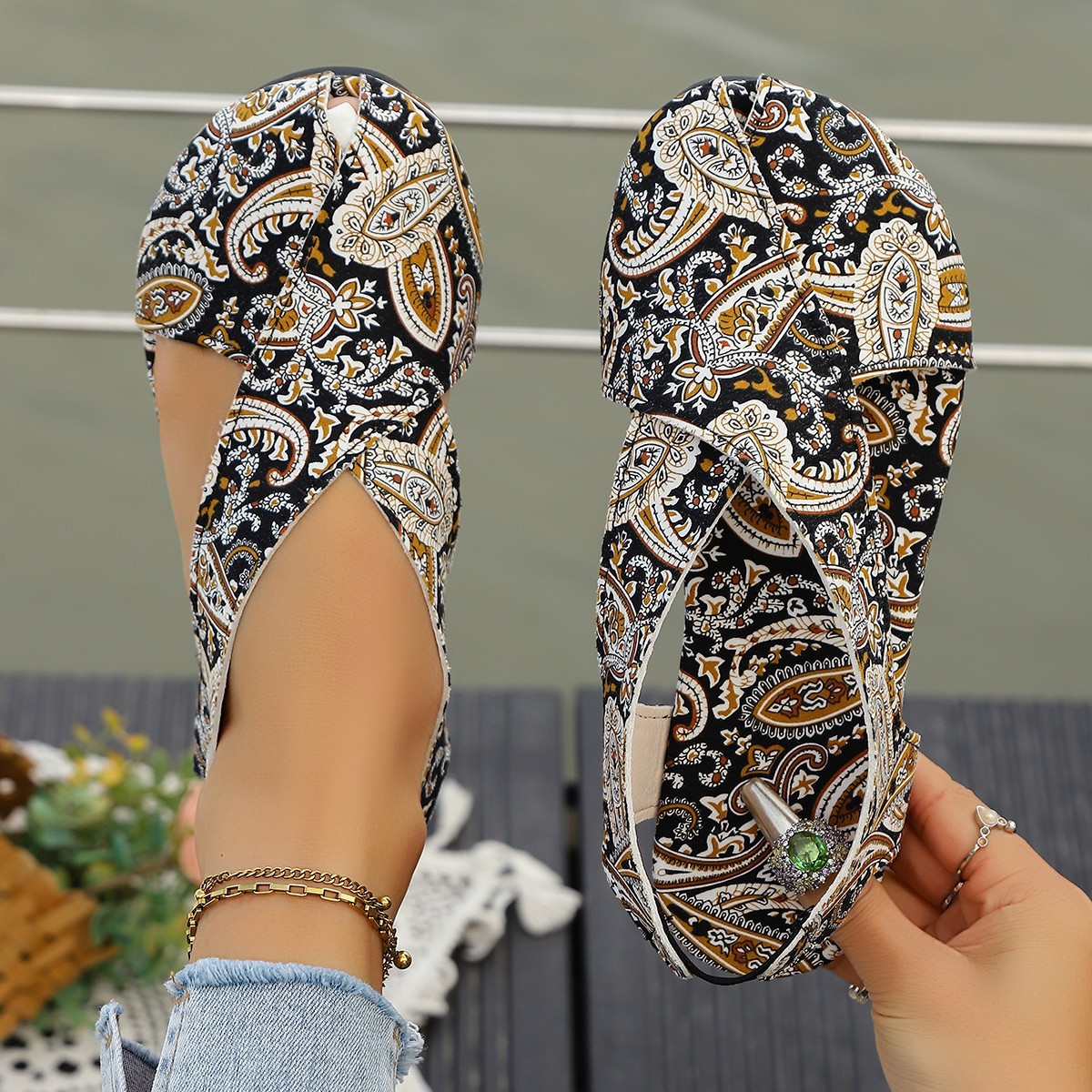 Cross-border large-sized ethnic-style flat-bottomed flip-flops 2025 Summer new breathable printed Roman-style foreign trade women's shoes Application Scenario