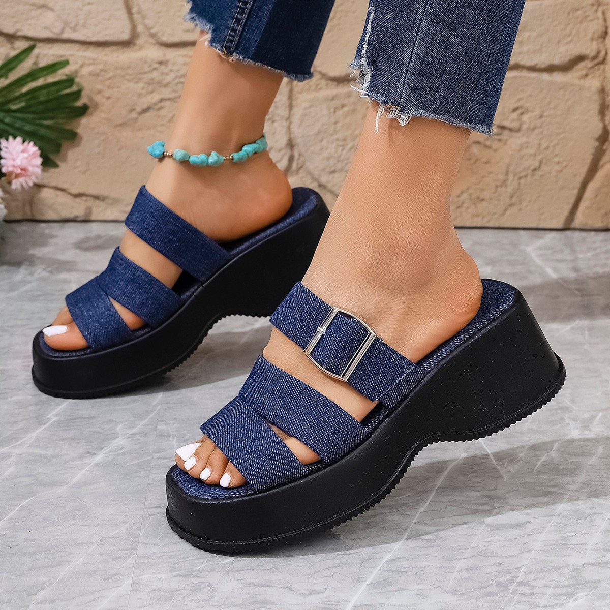 Wholesale of 2025 new summer one-piece slope and large-sized export flip-flops for women's outerwear, thick-soled beach flip-flops Application Scenario