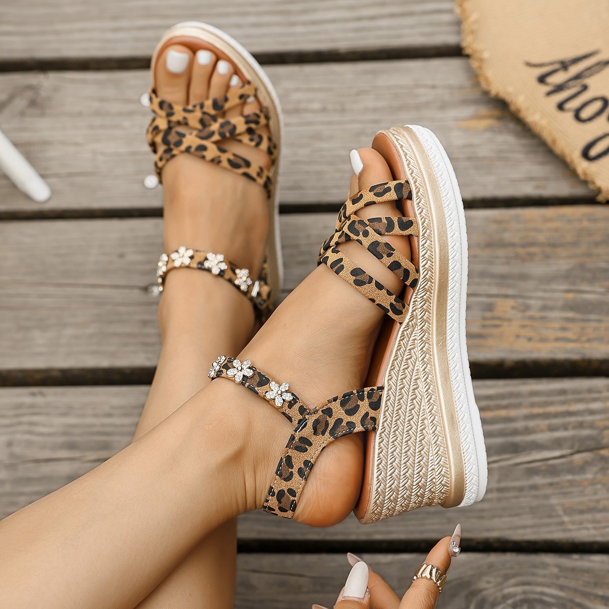 In the summer of 2025, new European and American style thick-soled fleece ankle buckle open-toe sandals for export, large-sized buckle sandals for women Application Scenario