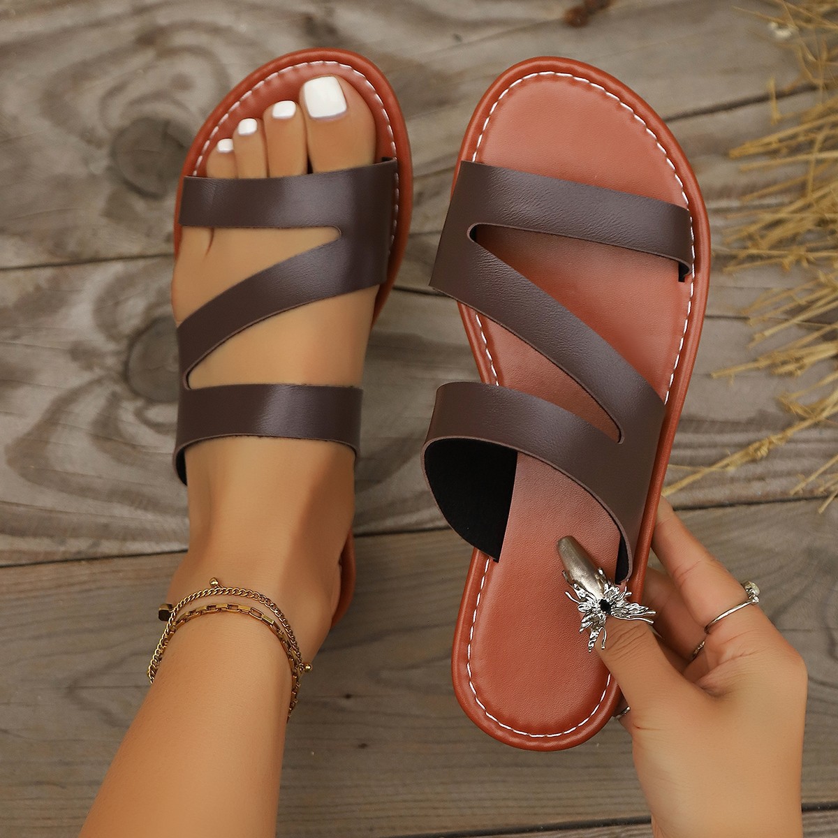 Summer 2025 new one-line slippers, women's cross-border simple sandals, flat-bottomed large-sized beach shoes, European and American style full figure