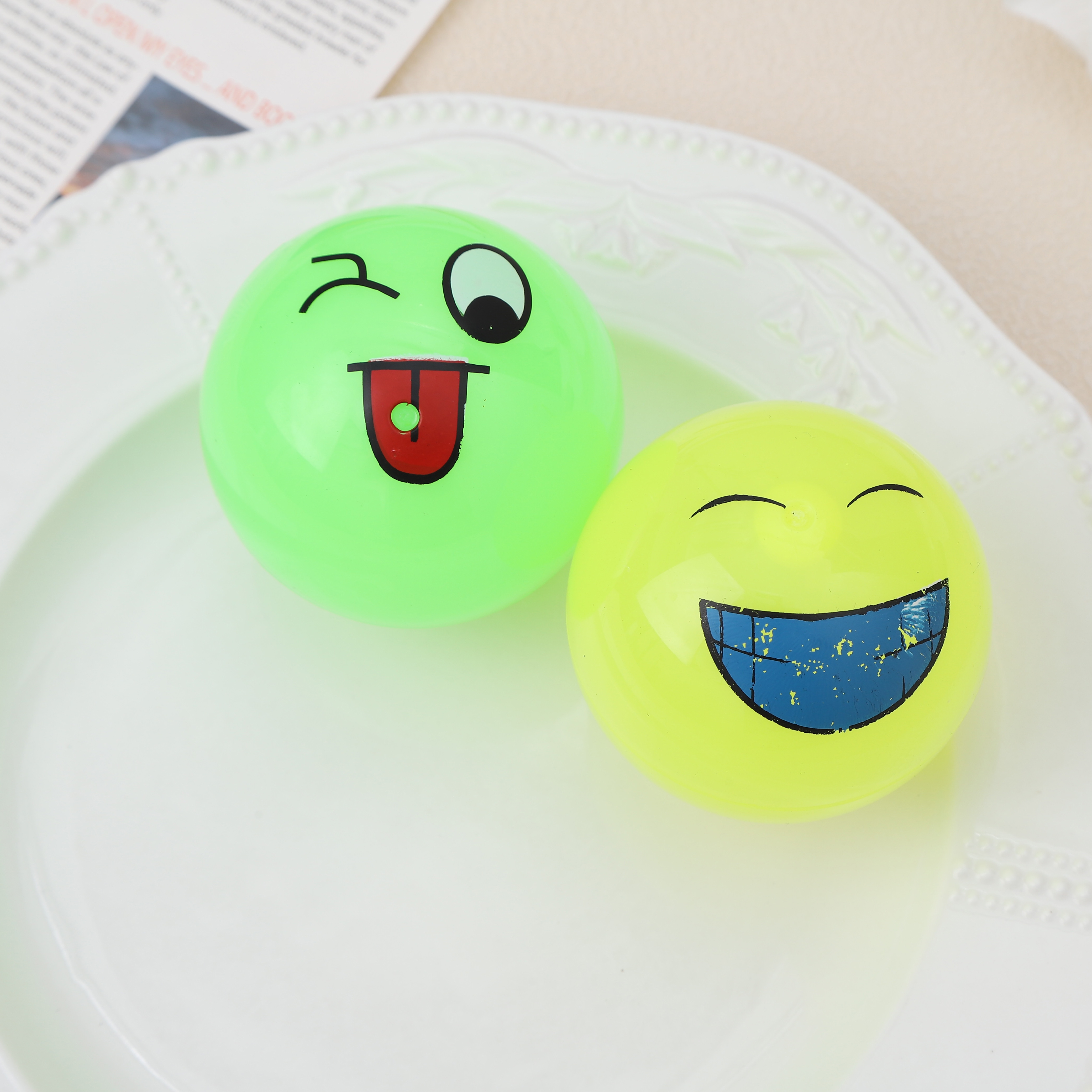 Circular smiling face expression single-hole pencil sharpener, circular pencil sharpener, wholesale of primary school student prizes and gifts, cartoon learning prizes Application Scenario