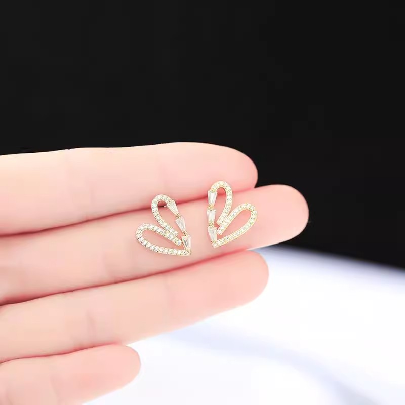 Xuhui brand exquisite and light luxury copper plated with real gold and zirconia 925 silver needle heart-shaped stud earrings, fashionable and elegant Item Picture