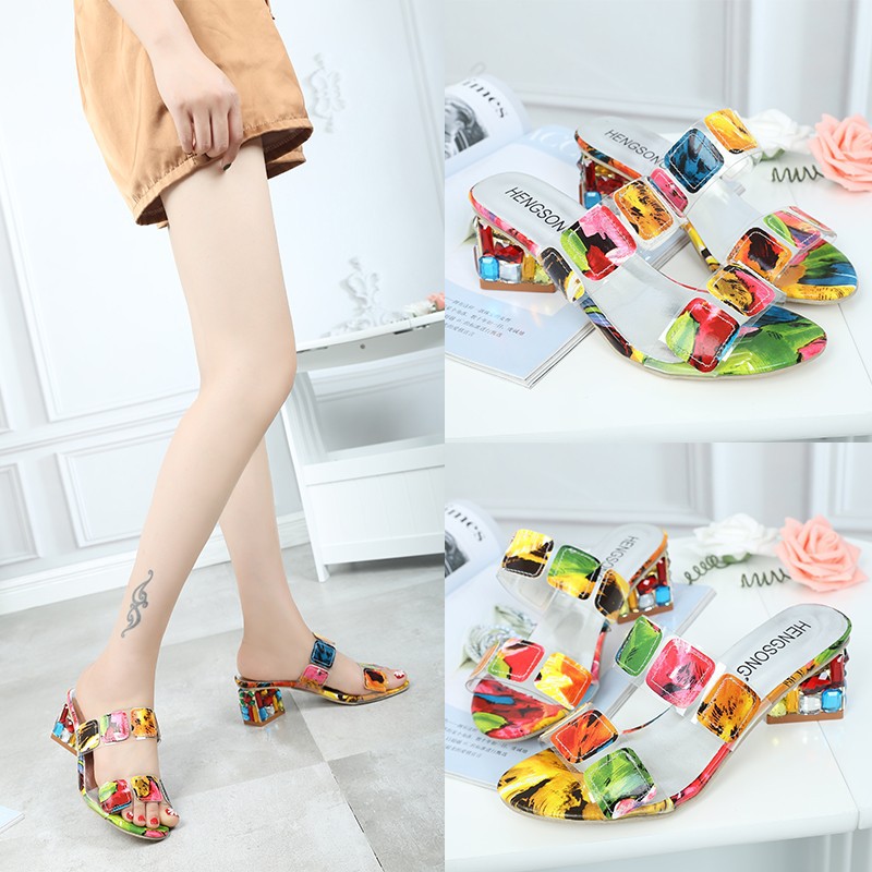 The new large-sized slippers for women in the summer of 2025, featuring rhinestones, thick heels and one-piece flip-flops in contrasting colors, are a trend for women's cool outerwear details Picture