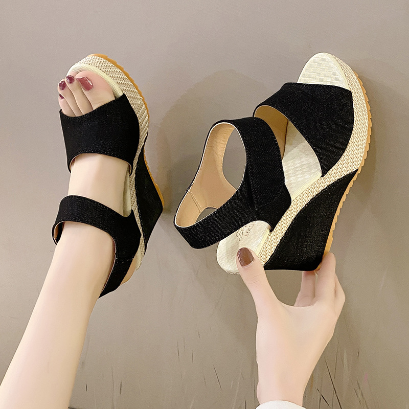 Large-sized 34-41 thick-soled women's sandals for cross-border trade 2024 summer new style women's wedge heel high heels Korean version Application Scenario