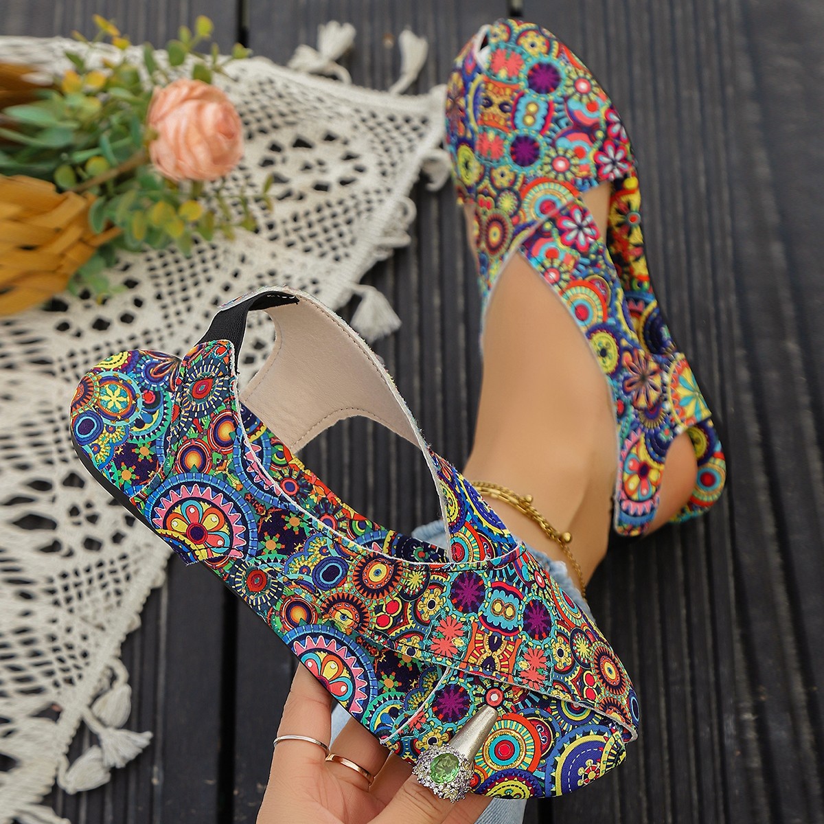 Cross-border large-sized ethnic-style flat-bottomed flip-flops 2025 Summer new breathable printed Roman-style foreign trade women's shoes details Picture