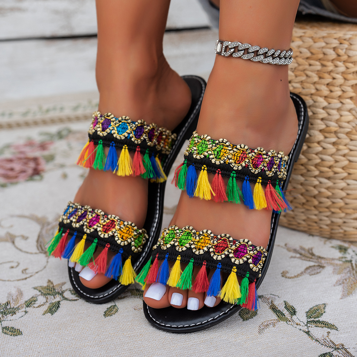 New summer 2025 foreign trade women's shoes and slippers, large-sized Amazon flat-bottomed fringed flip-flops for women from Europe and America Application Scenario