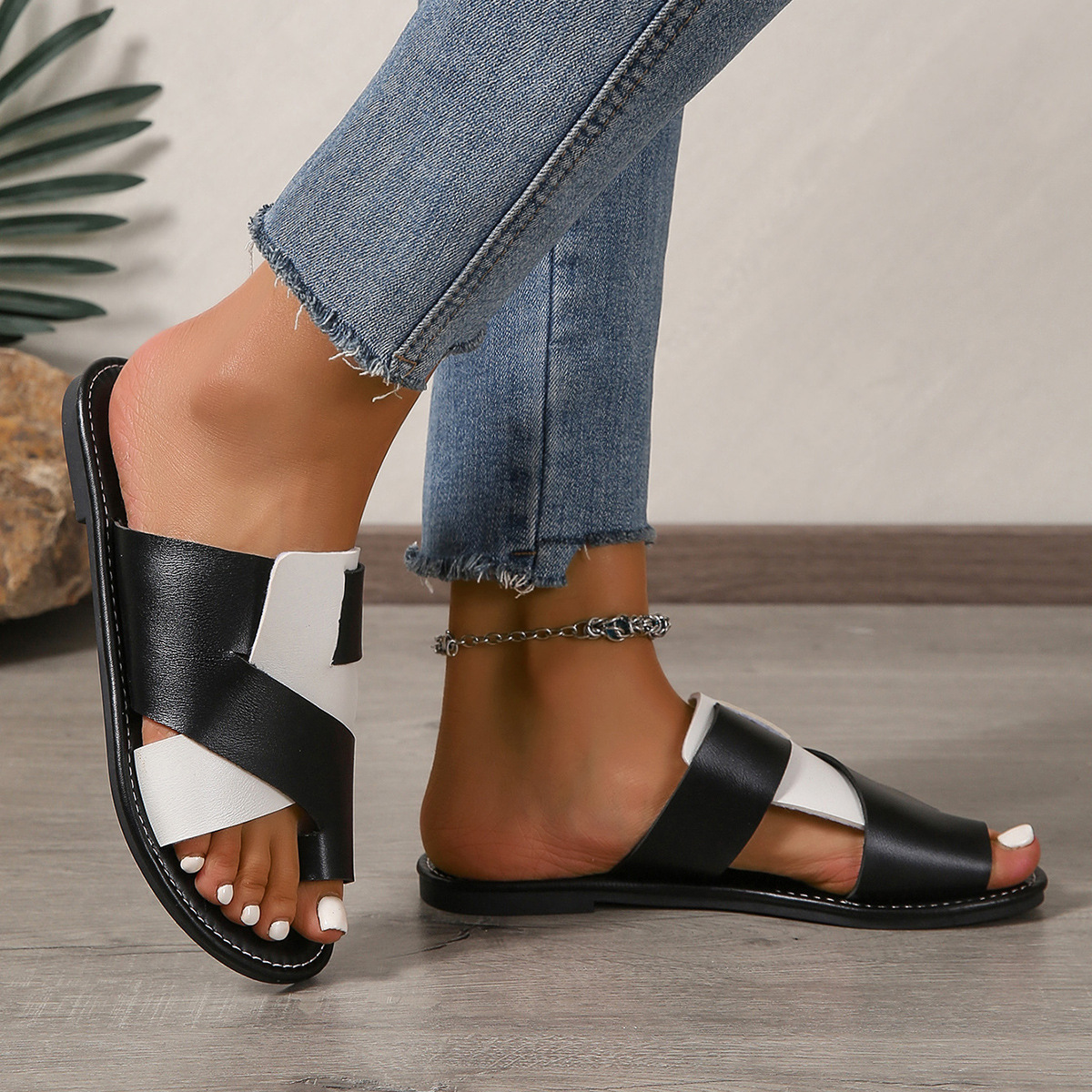 Casual flat-bottomed large-sized cross-border slippers for women 2025 new style, color-blocked toe one-word black and white export fish-mouth shoes Application Scenario