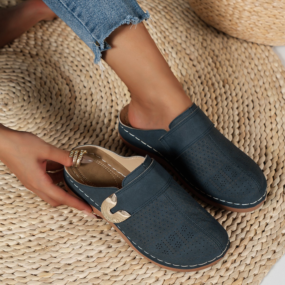 New 2024 European and American cross-border large-sized hollowed-out women's shoes with buckle decoration, headband sandals, women's thick-soled half-slipper Application Scenario