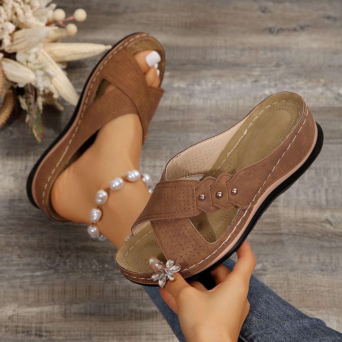 Summer fashion slippers for foreign trade, women's hollowed-out flip-flops, casual wedge heel sandals, and large-sized cross-border beach shoes full figure