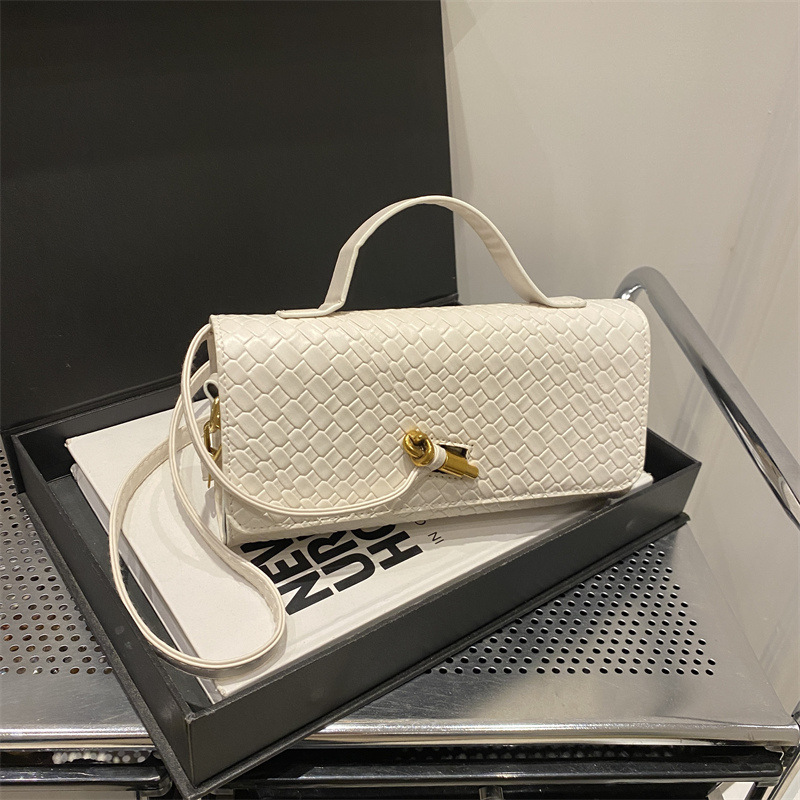 Cross-border Trend Spring/Summer new woven soft leather dinner bag, antique baguette bag, organ bag, horizontal hand-held crossbody bag Application Scenario