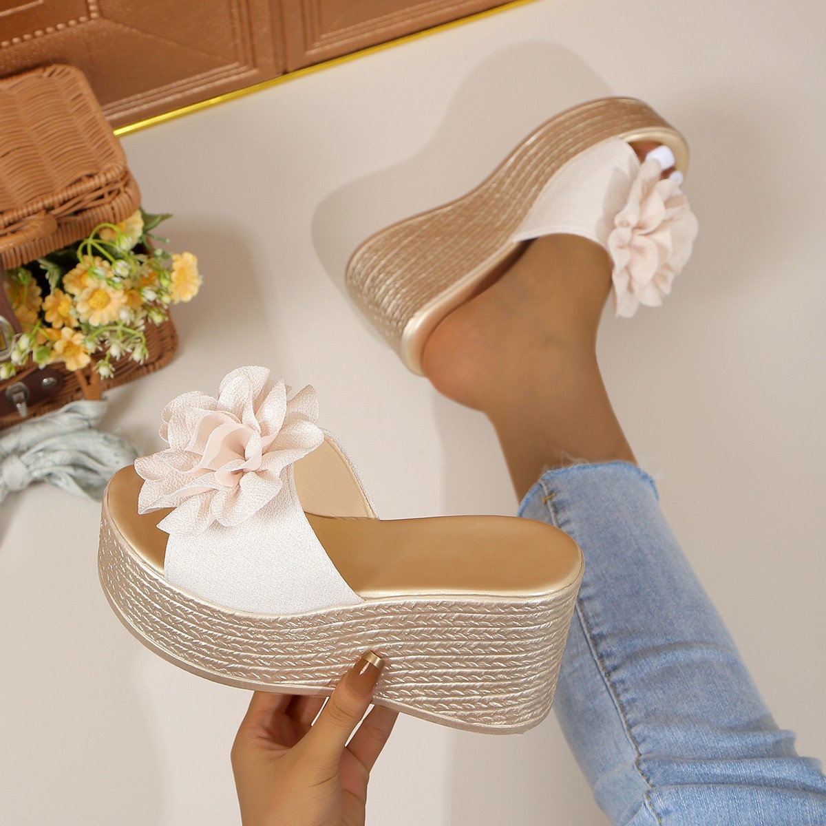Women's summer fashion 2024 new flower-shaped outerwear Korean-style one-heel flip-flops for export Application Scenario