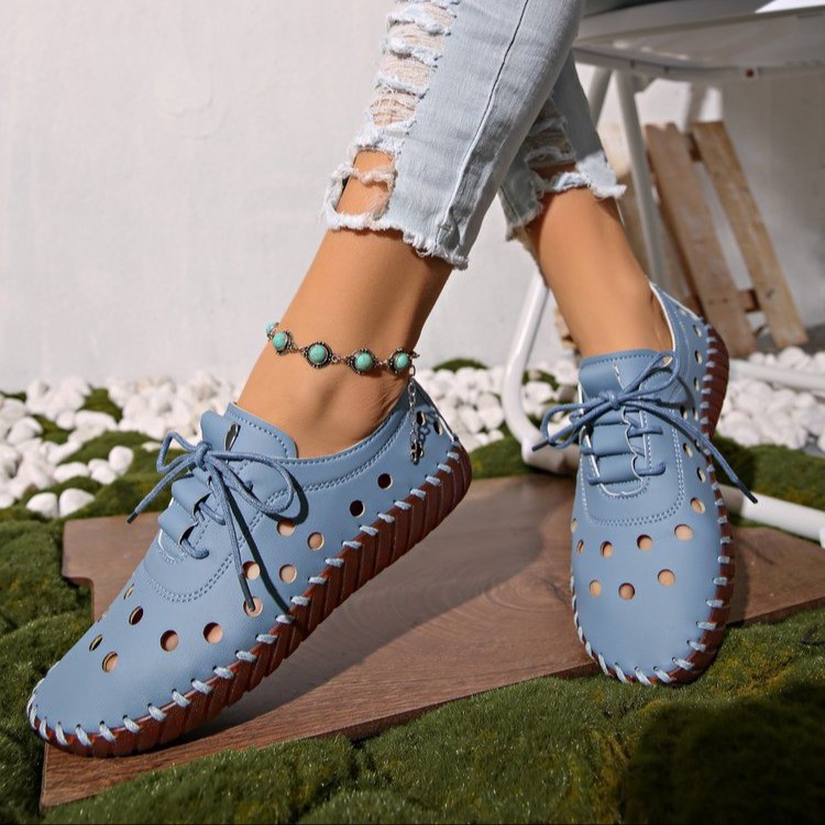 New Spring/Summer 2025 Crocs, breathable calf soles, lace-up women's sandals, soft-soled handcrafted shoes, and hollowed-out mom shoes full figure