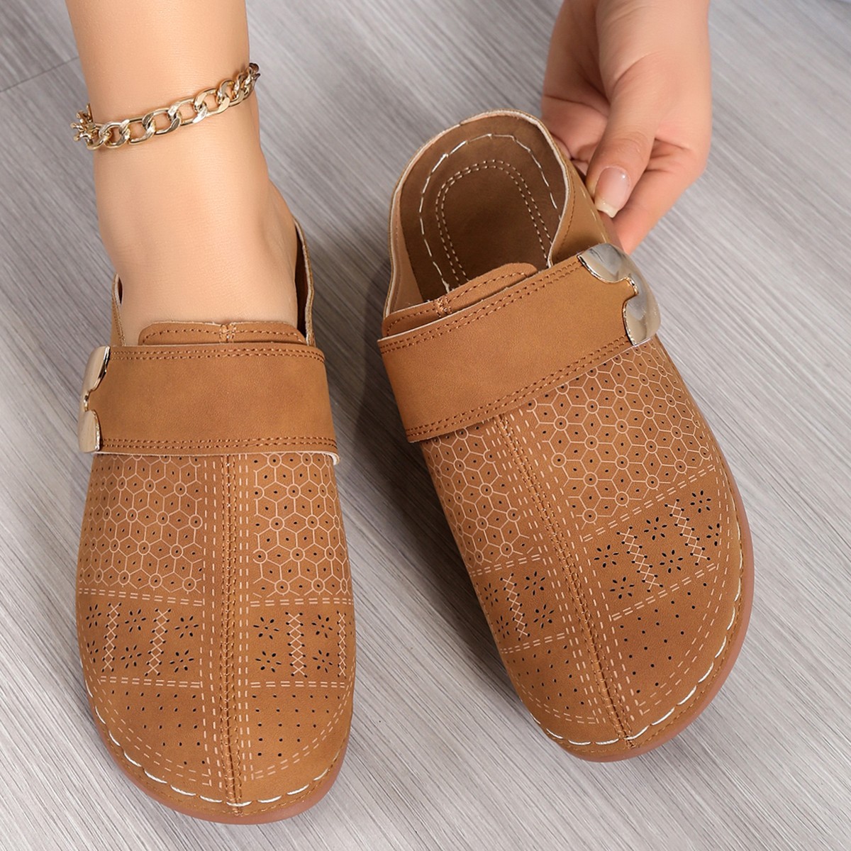 New 2024 European and American cross-border large-sized hollowed-out women's shoes with buckle decoration, headband sandals, women's thick-soled half-slipper details Picture