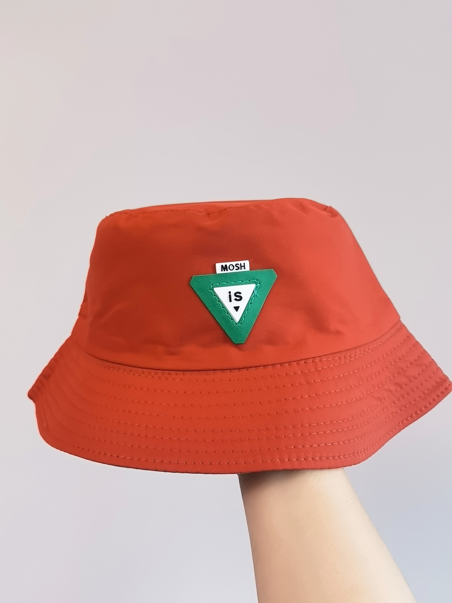 This spring and summer Korean bestseller features an inverted triangle logo. It can be worn on both sides with a fisherman's hat for sun protection and sun protection. It is simple, fashionable, versatile, foldable and easy to carry. It is suitable for both men and women. Adult hats are available in size 58 and come in eight colors full figure