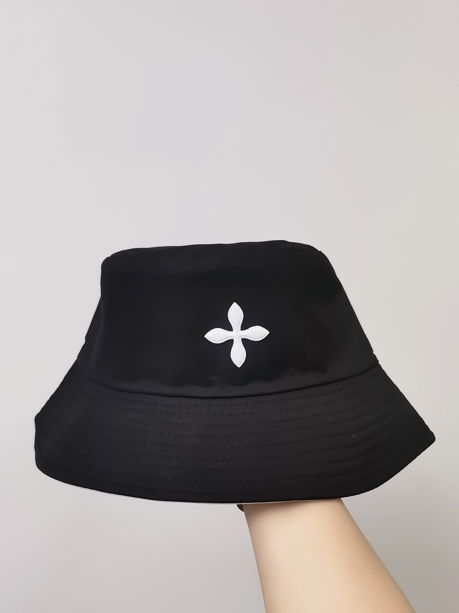 This spring and summer Korean bestseller features a double-sided fisherman's hat with a cross logo. It offers sun protection and is simple, fashionable, versatile, foldable and easy to carry. It is suitable for both men and women, and is available in size 58 for adults. There are eight colors available Specification drawing