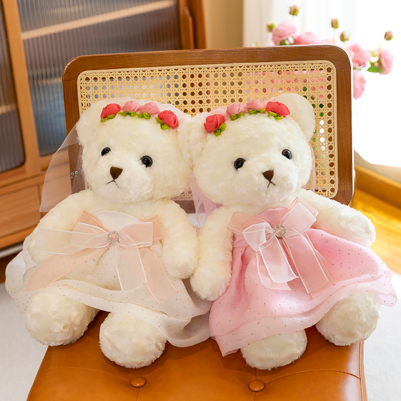 A pair of wedding dolls, a love wedding dress, a bear plush toy for your girlfriend, and a little bear doll as a couple's wedding gift details Picture