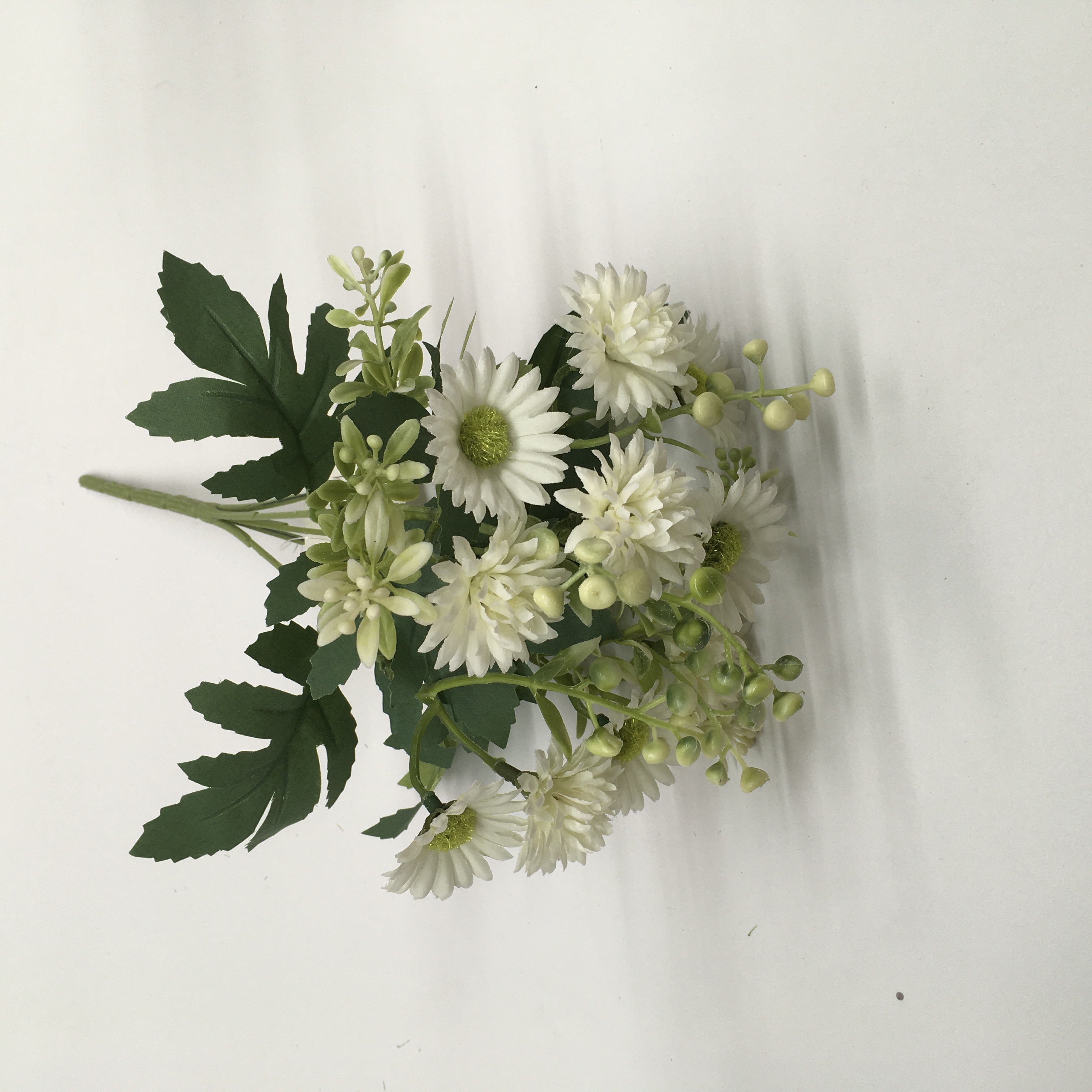 Living room decoration, artificial flowers, venue arrangement, small bunch of 5-fork 10-head small daisies, wedding artificial flowers, artificial flowers for women 2025, forest-themed purple flower artificial flower strips Application Scenario
