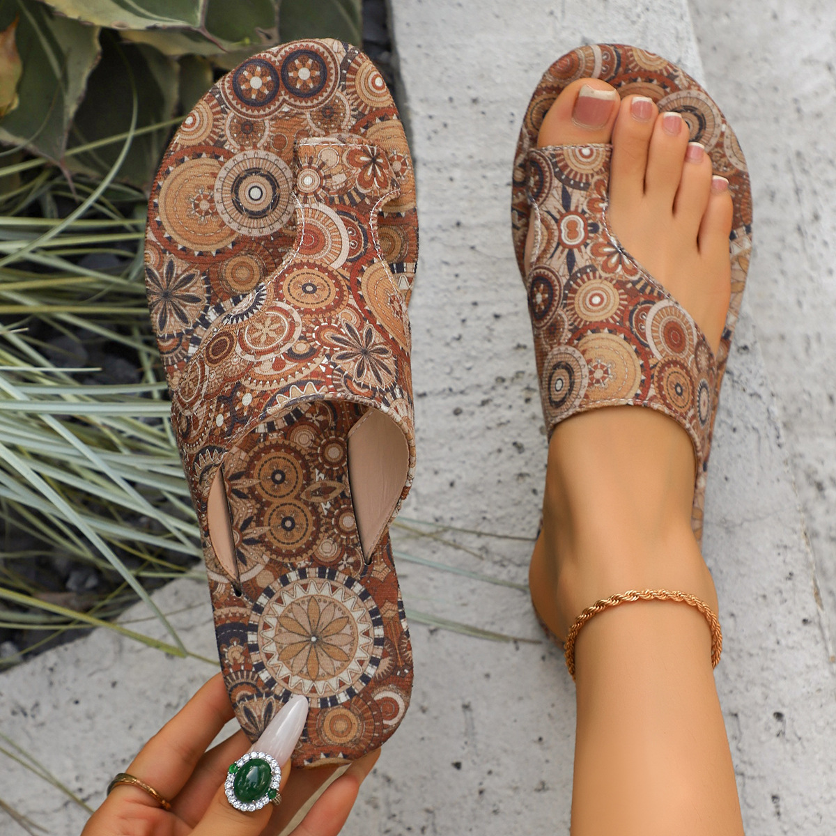 Summer new flip-flops flat beach women's slippers with printed toe covers for casual and anti-slip vacation Application Scenario