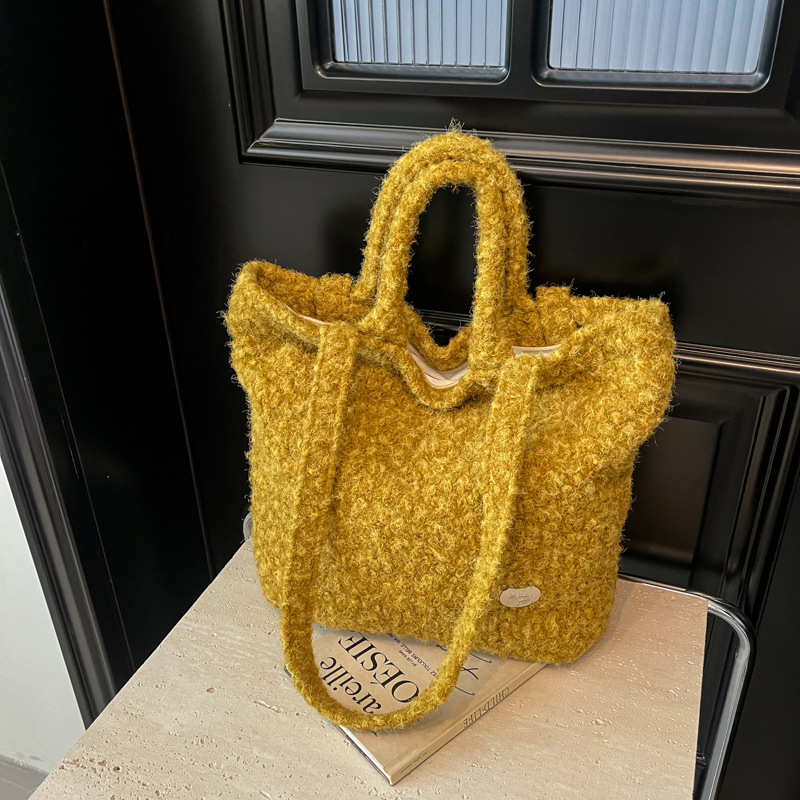 Fashionable spring woolen large-capacity bag for women, 2025 new Korean style fashionable single-shoulder tote bag, hand-held plush bag Application Scenario