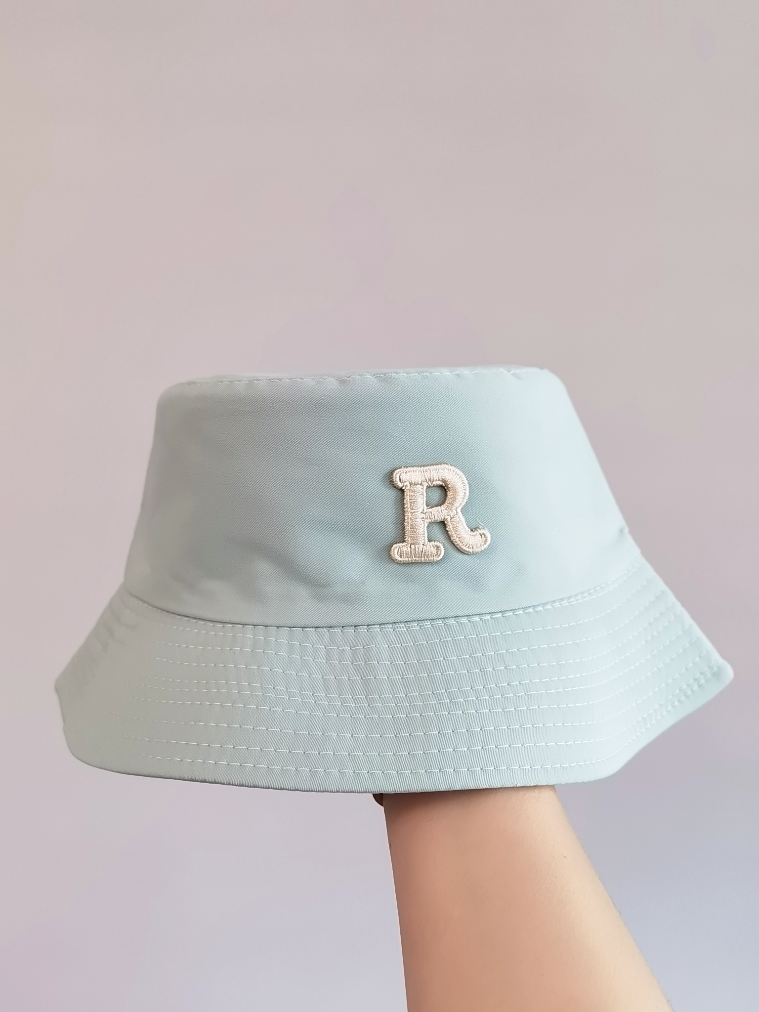 This spring and summer Korean bestseller features a double-sided fisherman's hat with the letter "R" logo. It can provide sun protection and is simple, fashionable, versatile, foldable and easy to carry. It is suitable for both men and women, and is available in sizes for adults with a head circumference of 58 Item Picture