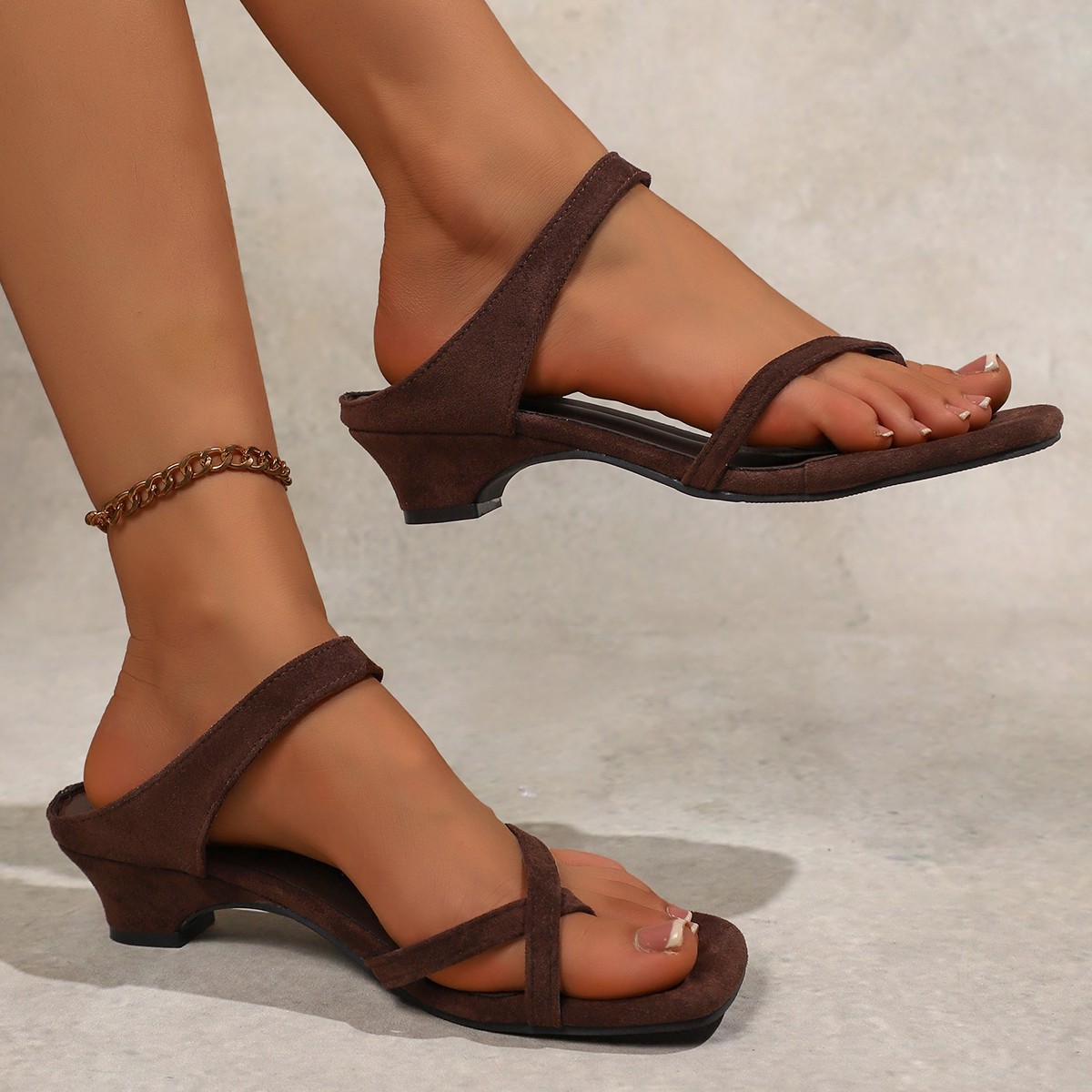 New cross-toed one-strap sandals for women in the summer of 2025, with a square toe and a small wedge heel, are worn outside details Picture
