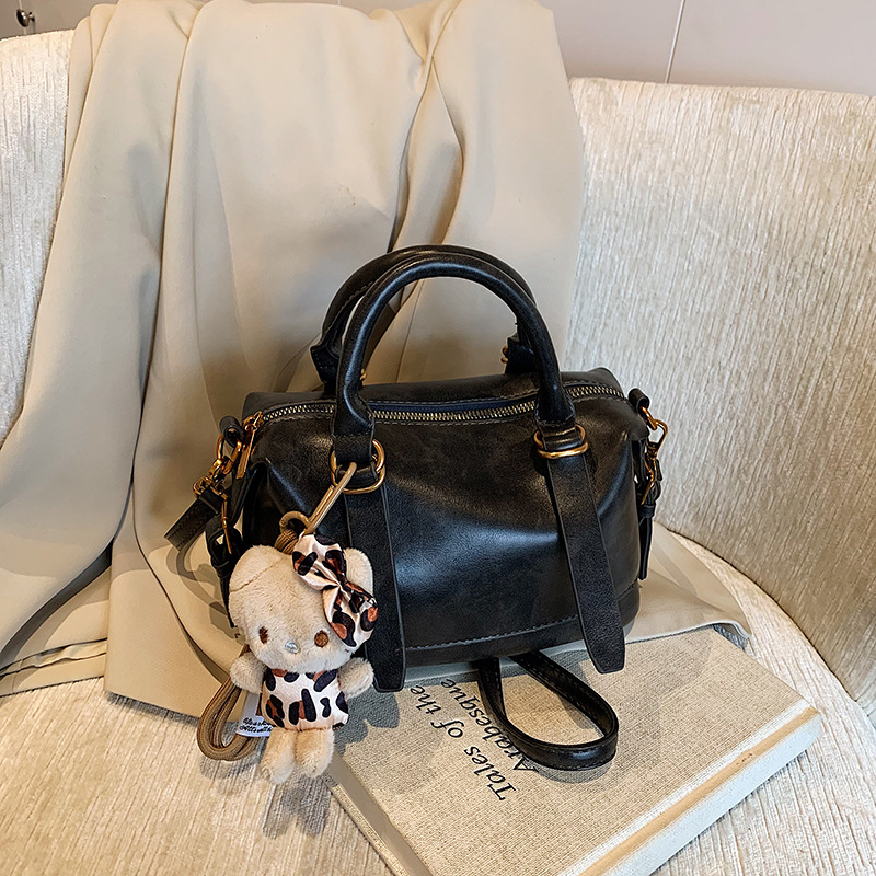 A cross-border niche design, simple and retro single-shoulder hand-carry commuter bag for women, a new Spring 2025 high-end pillow bag Application Scenario
