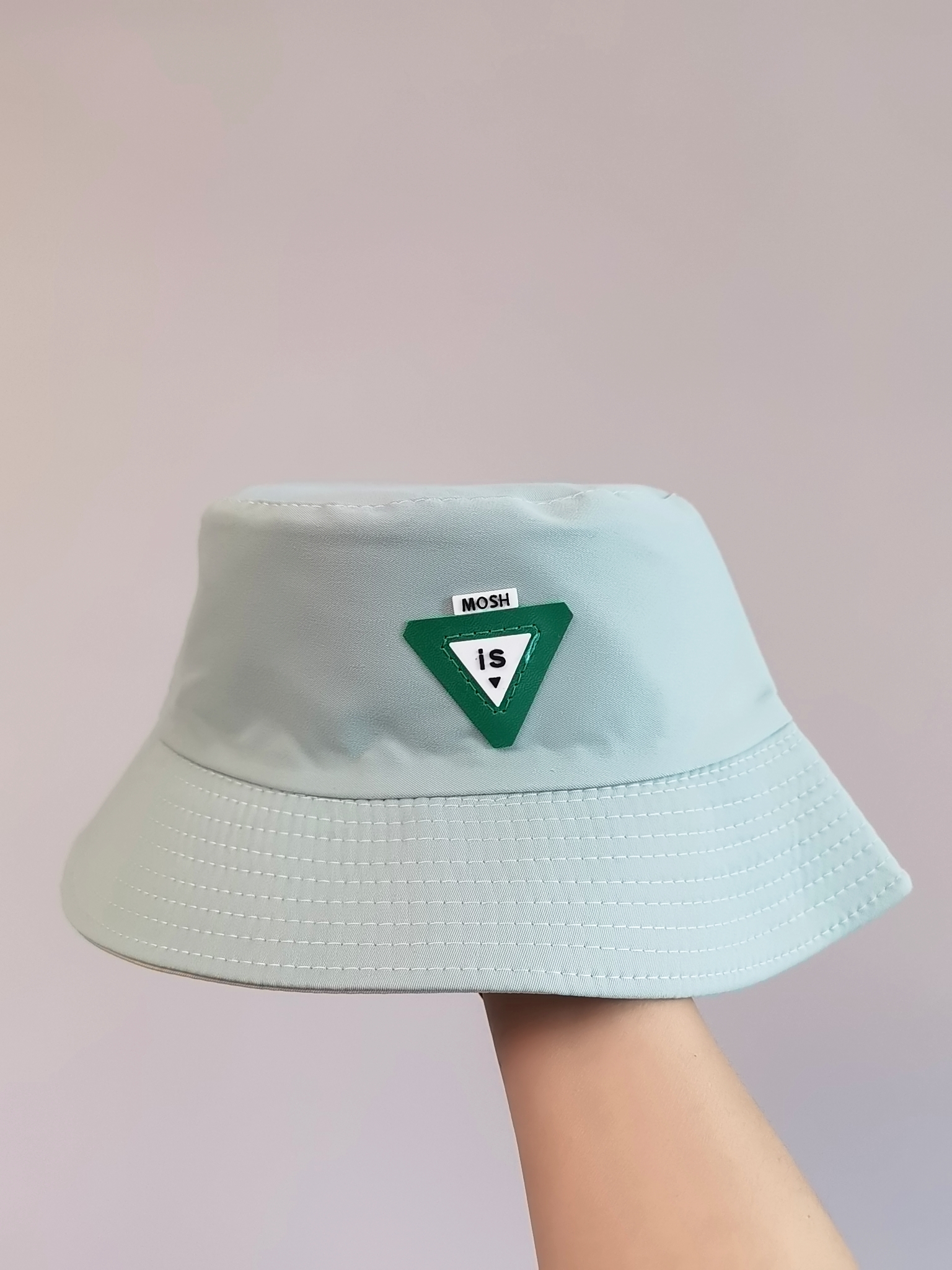 This spring and summer Korean bestseller features an inverted triangle logo. It can be worn on both sides with a fisherman's hat for sun protection and sun protection. It is simple, fashionable, versatile, foldable and easy to carry. It is suitable for both men and women. Adult hats are available in size 58 and come in eight colors Application Scenario