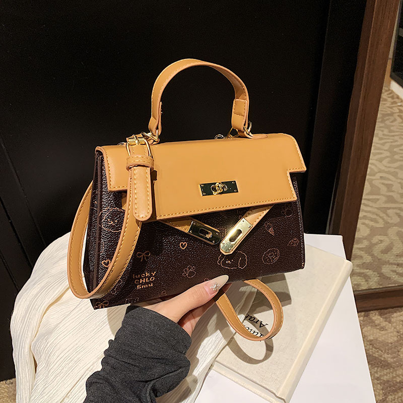 The popular and versatile Kelly handbag for women in the spring of 2025 is a simple and fashionable single-shoulder crossbody bag with contrasting colors Application Scenario