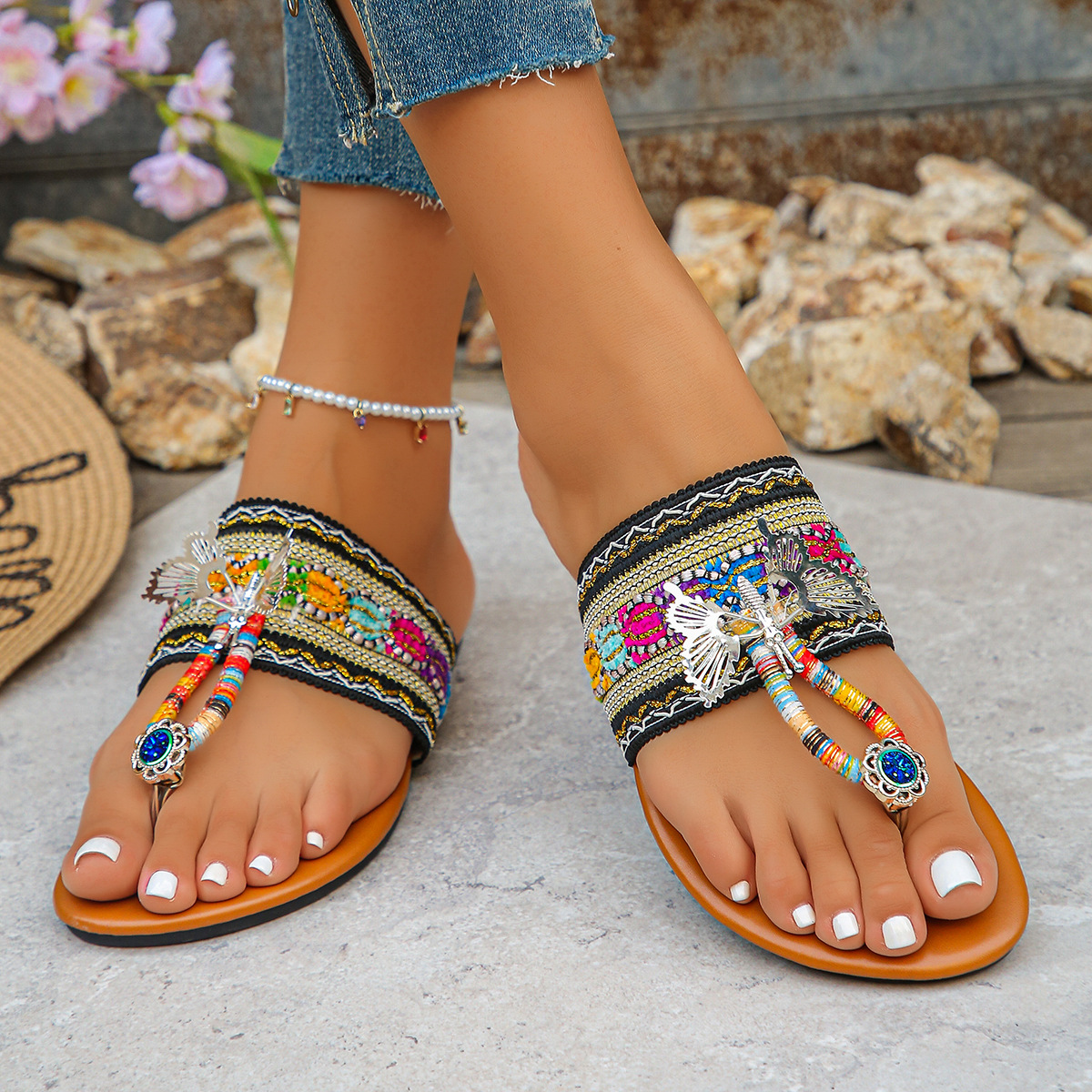 New Bohemian-style slippers for women in the summer of 2025 in cross-border foreign trade, with rhinestones, large size, toe clipping, flat bottom for women Specification drawing