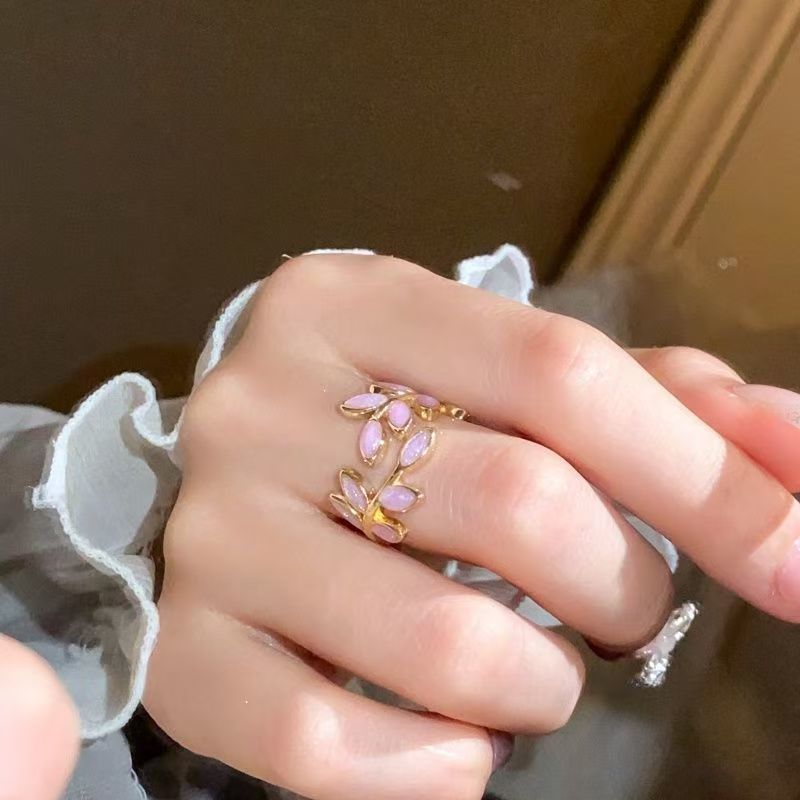 Leaf ring, a niche design for women on Instagram, is a fashionable, simple and elegant index finger ring that has become a popular online celebrity's opening ring details Picture