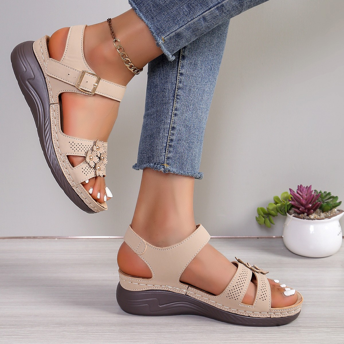 Women's large-sized anti-slip, light, round-toed Roman Velcro flower wedge sandals in stock for export Application Scenario