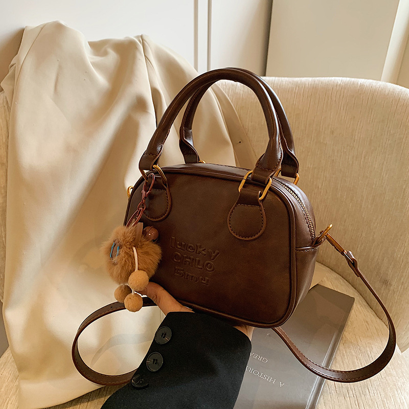 A niche retro bowling bag for women, a new spring/Summer 2025 single-shoulder crossbody bag, a high-end quality coffee-colored handbag Application Scenario