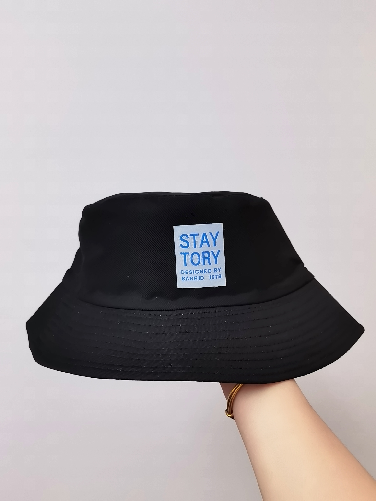 This spring and summer Korean bestseller features the letter "STAY TORY" number label. It's a double-sided fisherman's hat that can protect you from the sun. It's simple, fashionable, versatile, foldable and easy to carry. It's suitable for both men and women, and is available in size 58 for adults full figure