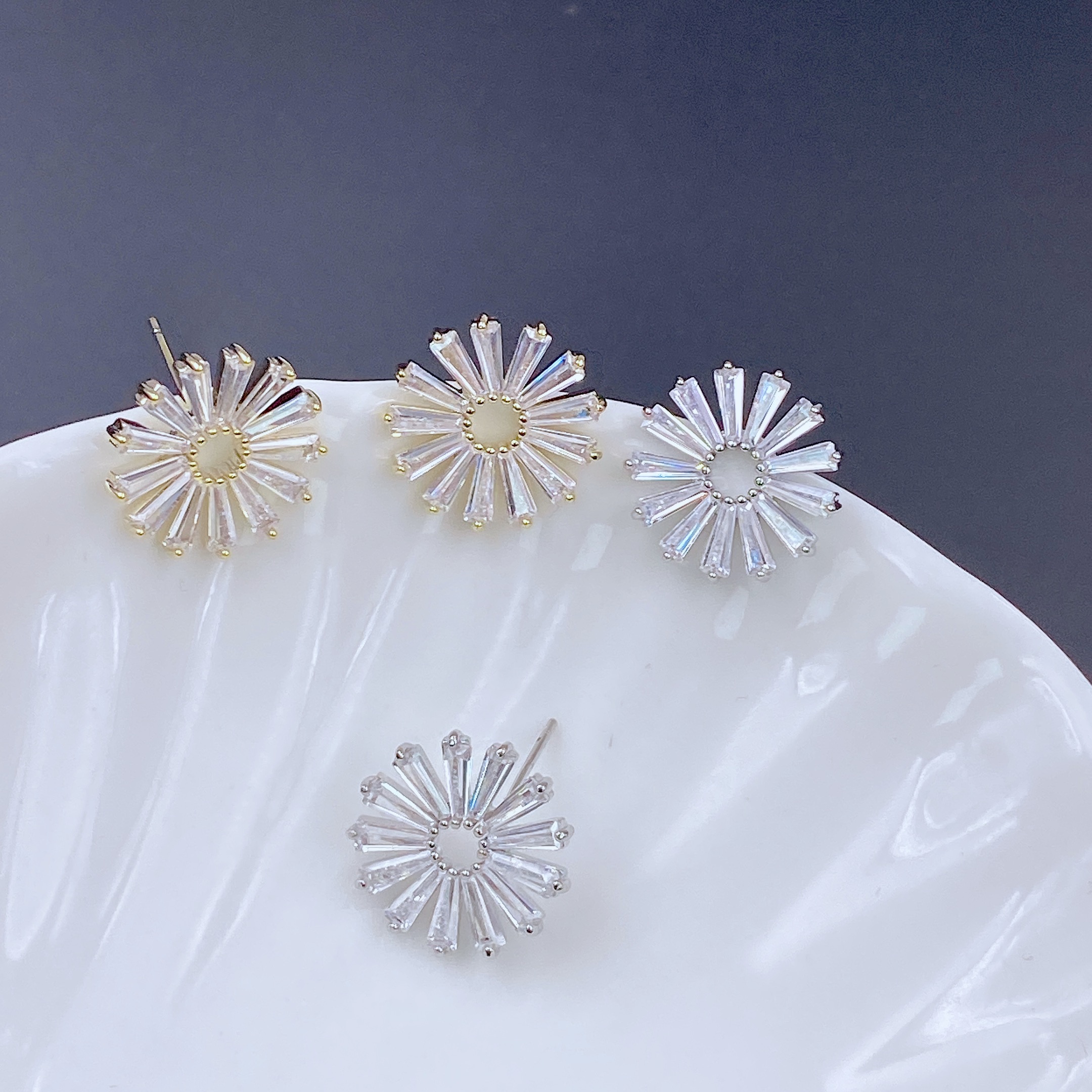 Xuhui brand exquisite and light luxury copper plated with real gold and zircon 925 silver needle snowflake fashionable and elegant stud earrings Item Picture