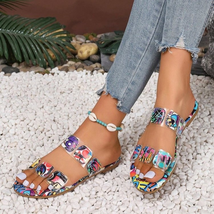 The new summer style of large-sized women's slippers for export in 2025, featuring flat, printed, open-toe Bohemian ethnic style Application Scenario