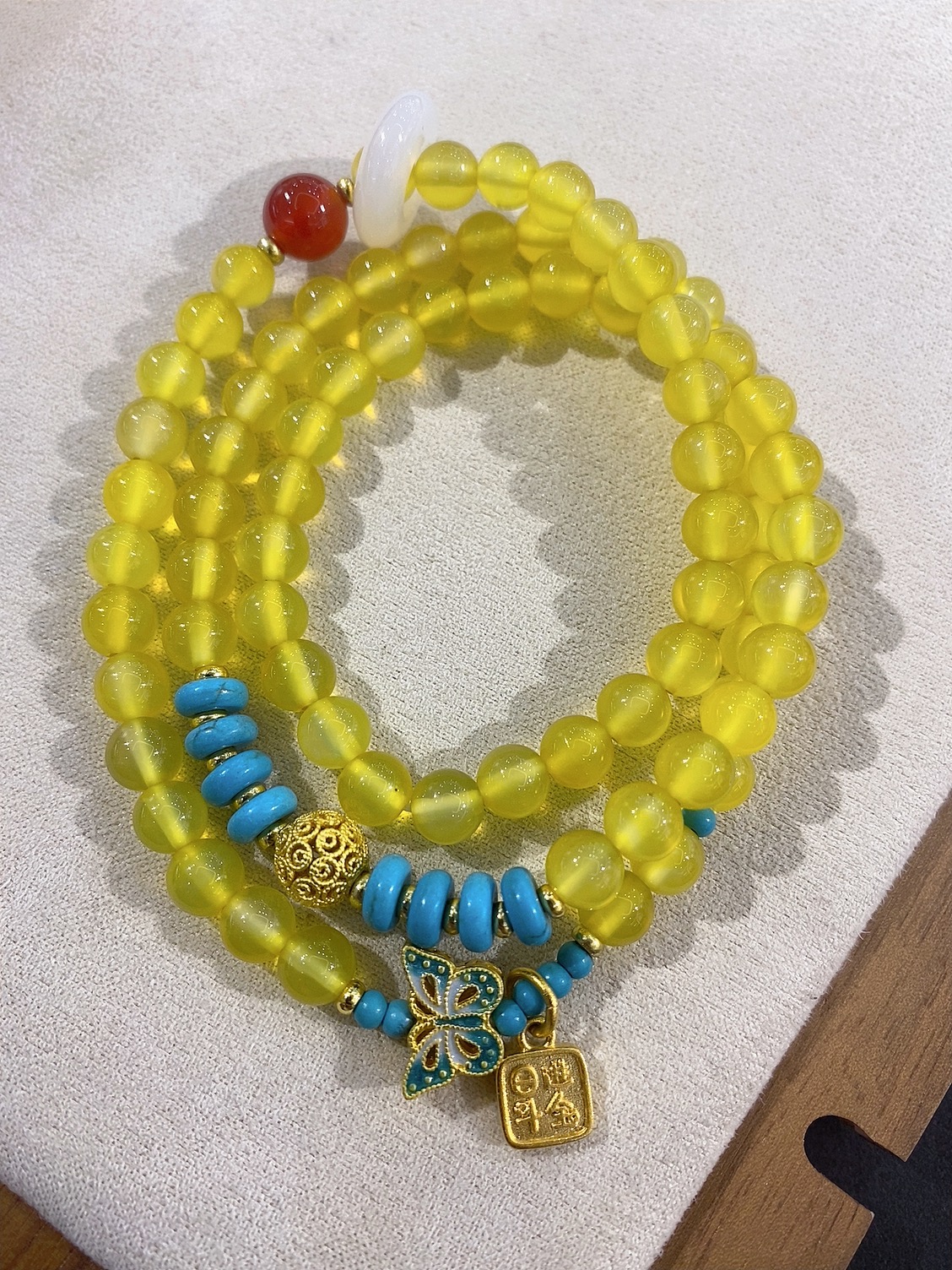 Crystal bracelet, a fashionable accessory for women, is simple and versatile as a gift Application Scenario