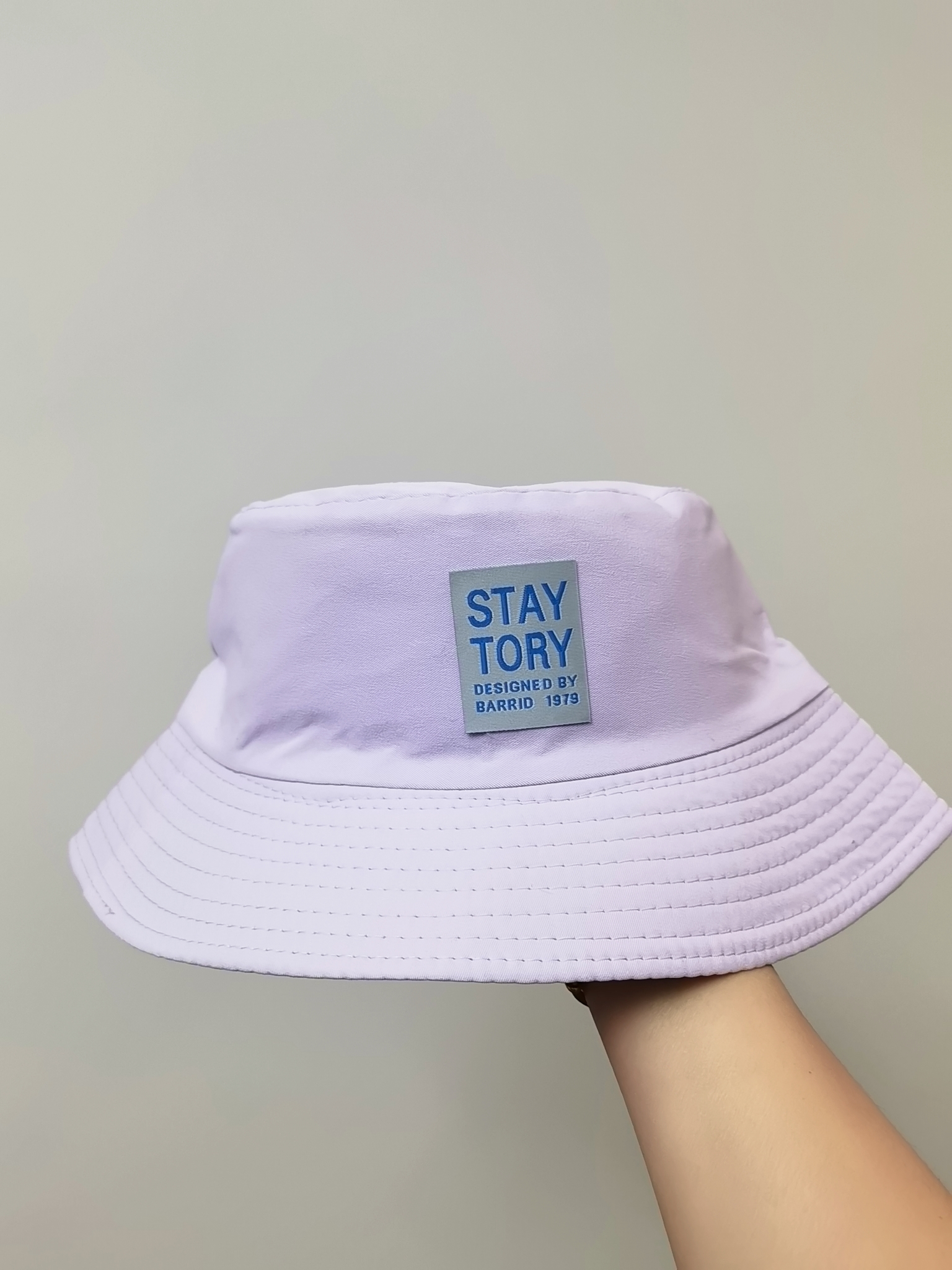 This spring and summer Korean bestseller features the letter "STAY TORY" number label. It's a double-sided fisherman's hat that can protect you from the sun. It's simple, fashionable, versatile, foldable and easy to carry. It's suitable for both men and women, and is available in size 58 for adults Specification drawing
