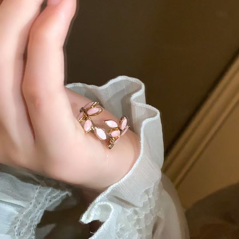 Leaf ring, a niche design for women on Instagram, is a fashionable, simple and elegant index finger ring that has become a popular online celebrity's opening ring Specification image