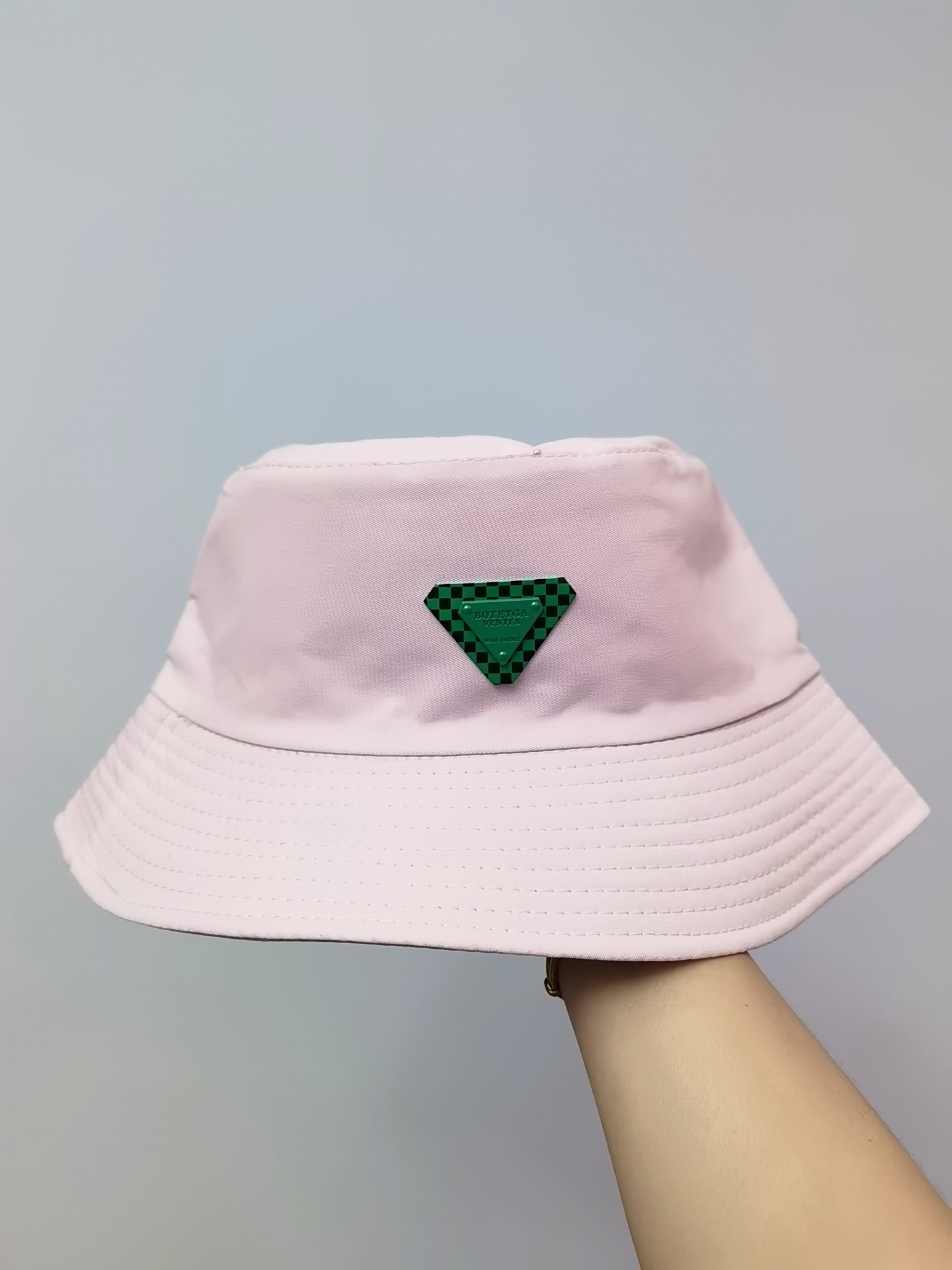 This spring and summer Korean bestseller features a black and green checkered inverted triangle, double-sided fisherman's hat for sun protection and sun protection. It is simple, fashionable, versatile, foldable and easy to carry. It is suitable for both men and women, and is available in size 58 for adults. There are eight colors available full figure