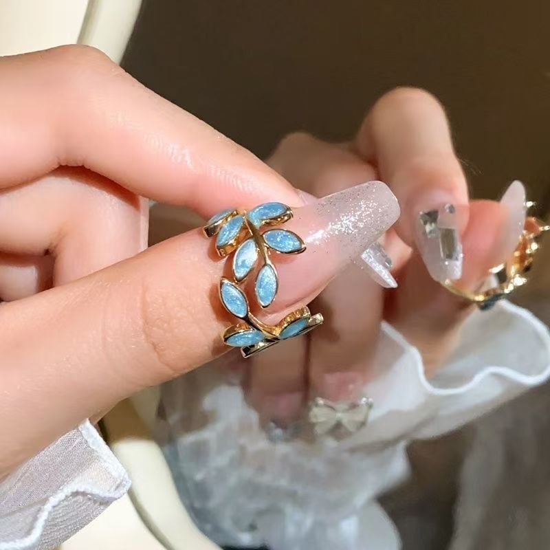 Leaf ring, a niche design for women on Instagram, is a fashionable, simple and elegant index finger ring that has become a popular online celebrity's opening ring Application Scenario