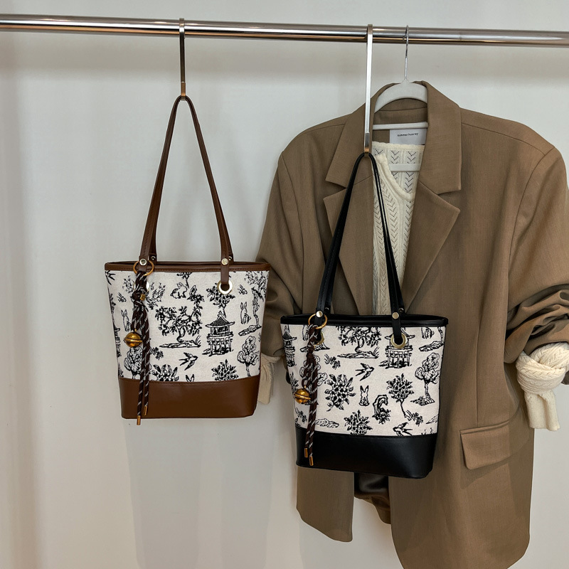 A new style of casual, stylish and simple single-shoulder bag for women in 2025, featuring a trendy color-blocking tote bag full figure