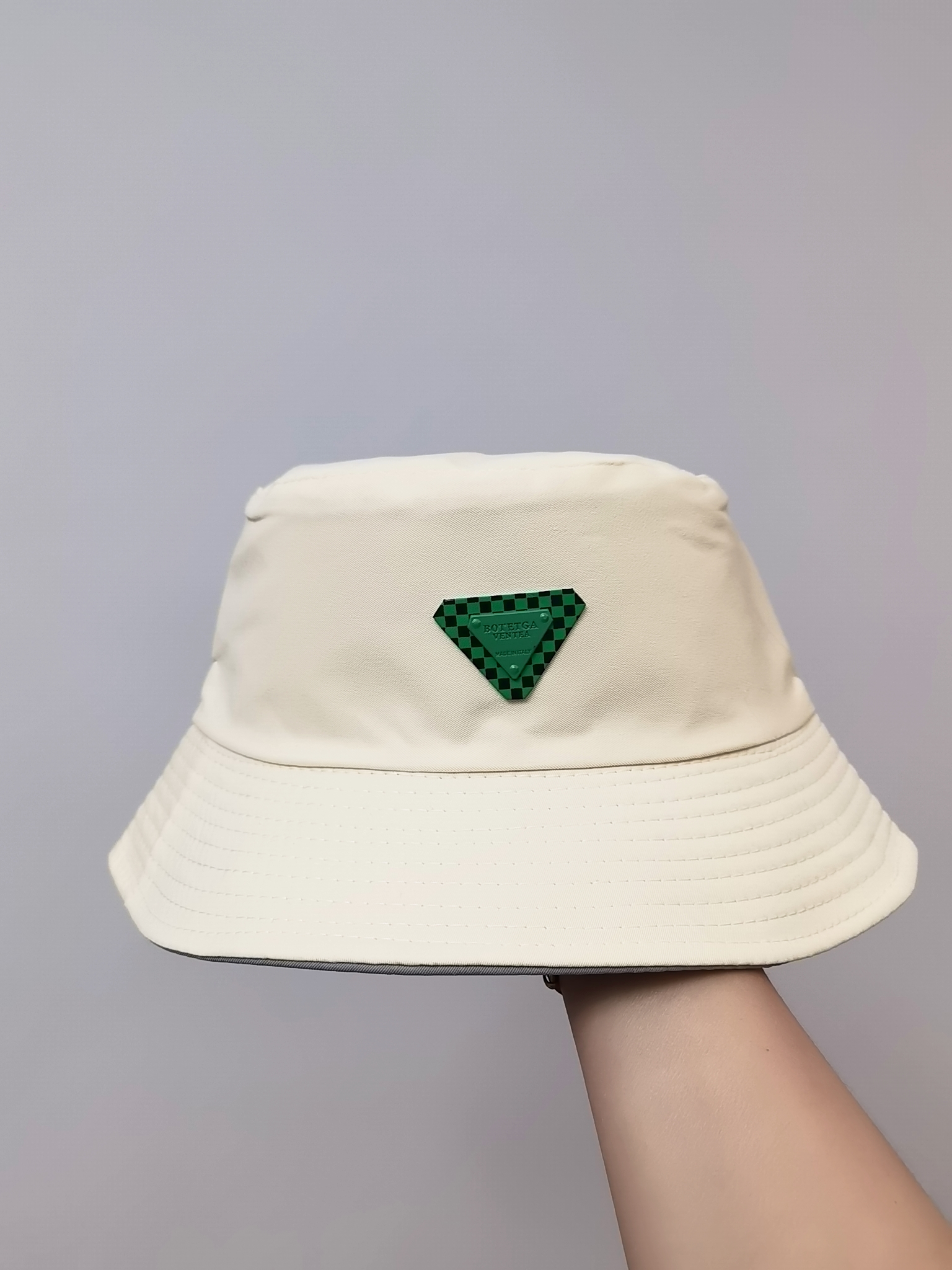 This spring and summer Korean bestseller features a black and green checkered inverted triangle, double-sided fisherman's hat for sun protection and sun protection. It is simple, fashionable, versatile, foldable and easy to carry. It is suitable for both men and women, and is available in size 58 for adults. There are eight colors available Application Scenario