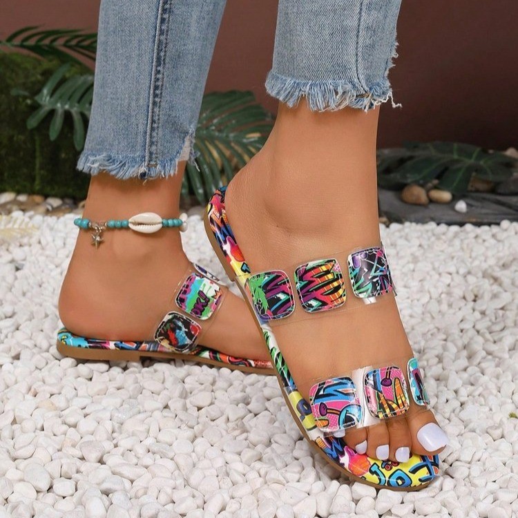 The new summer style of large-sized women's slippers for export in 2025, featuring flat, printed, open-toe Bohemian ethnic style full figure