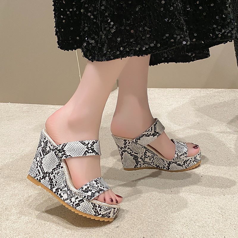 New wish summer thick-soled wedge heel slippers in Europe and America, snake pattern, large size, one-shoulder buckle, high-heeled cool slippers for women in various colors Application Scenario